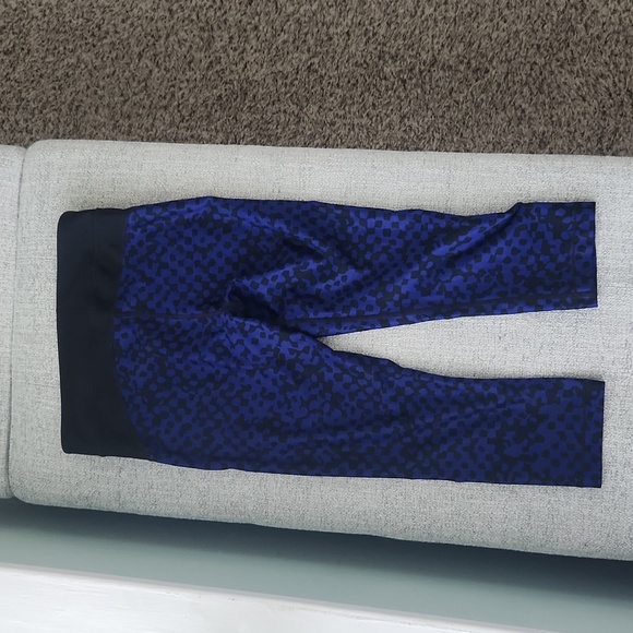 Under Armour Crop Leggings - Picture 4 of 5